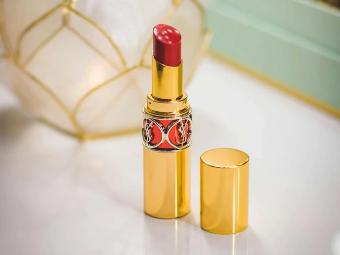 tâche rouge à lèvre
