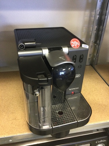 Machine à café Nespresso à capsule avec réservoir pour le lait - LOCATION